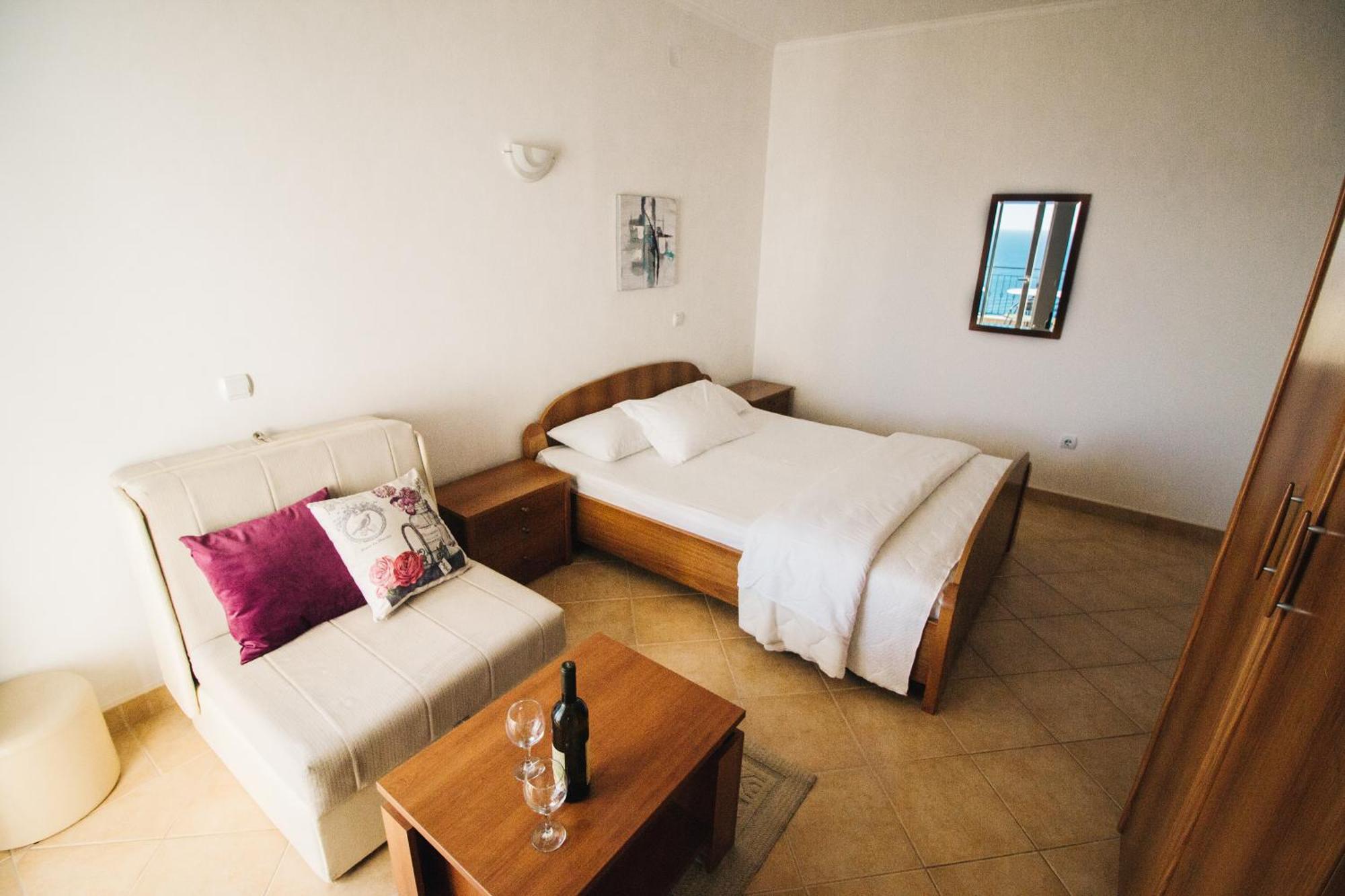 Apartments Hollaj Улцинь Екстер'єр фото